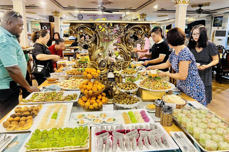 Abendessen auf einer Kreuzfahrt auf dem Saigon-Fluss