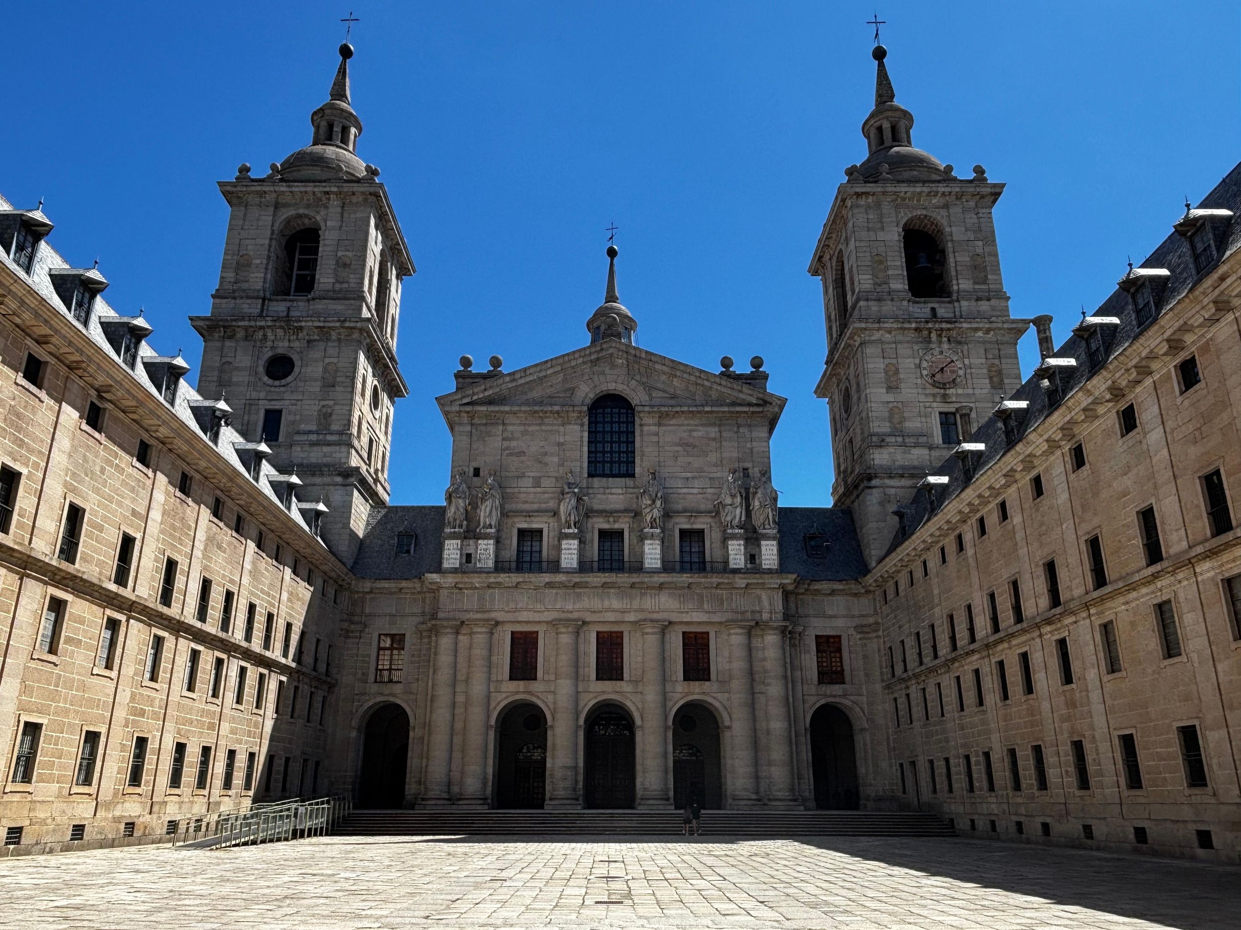 Ab Madrid: Escorial & Cuelgamuros mit privatem Fahrer und Guide