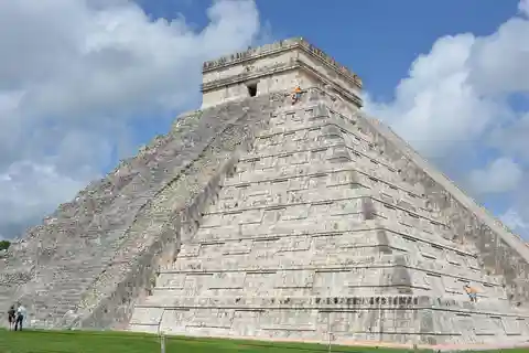 Au départ de Mérida : découverte de Chichén-Iztá, baignade dans un cenote et repas sous forme de buffet.