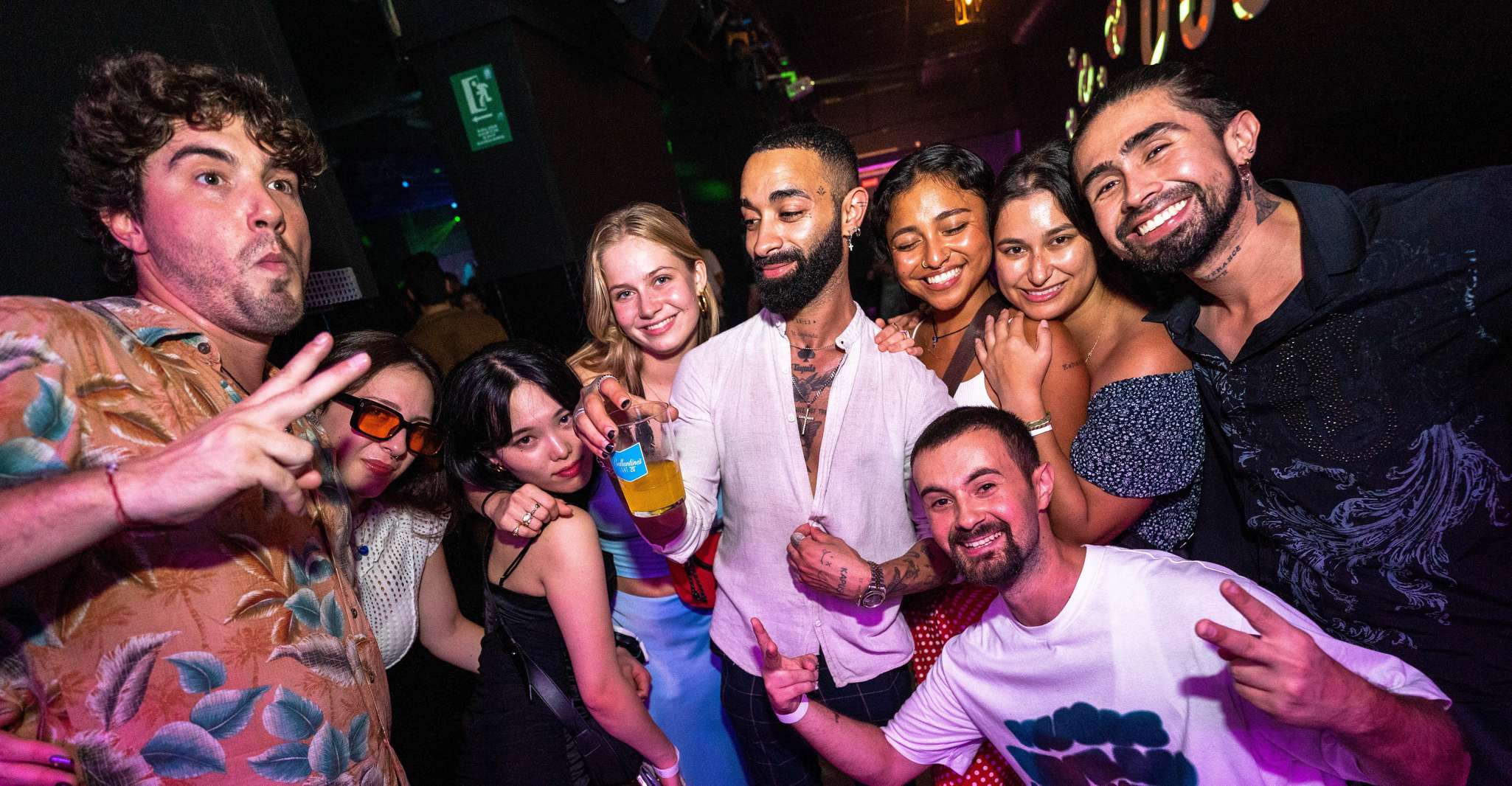 Barcelona, Pub Crawl mit 1-Stunden-Bar und VIP-Club-Eintritt - Hizvo