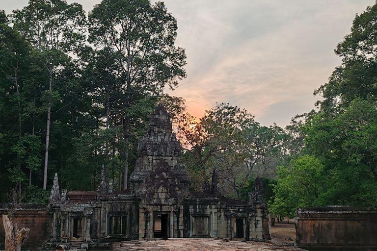 Angkor Wat: Sunrise Jeep Tour with Handicraft Center Visit