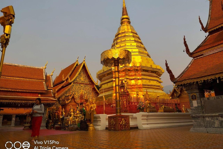 Spirituele zonsopgang: Wat Pha lat , Aalmoezen, Meditatie &amp; Zingen