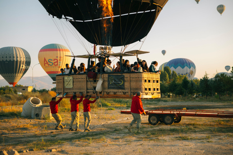 Cappadocia: Hot Air Balloon Flight Experience Over Göreme at Sunrise