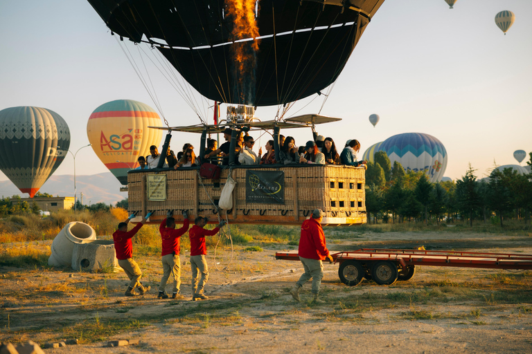 Cappadocia: Hot Air Balloon Flight Experience Over Göreme at Sunrise