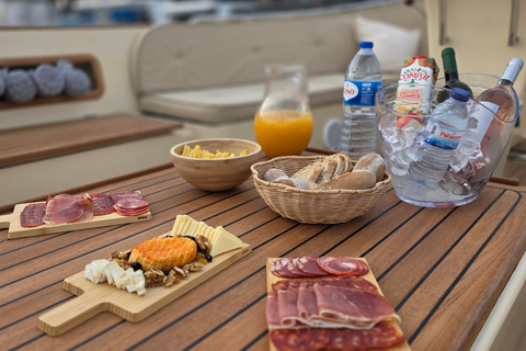 Lisbon: Tagus Motorboat Cruise Open Bar & Pro Guide Morning: Breakfast Motorboat Cruise with Open Bar