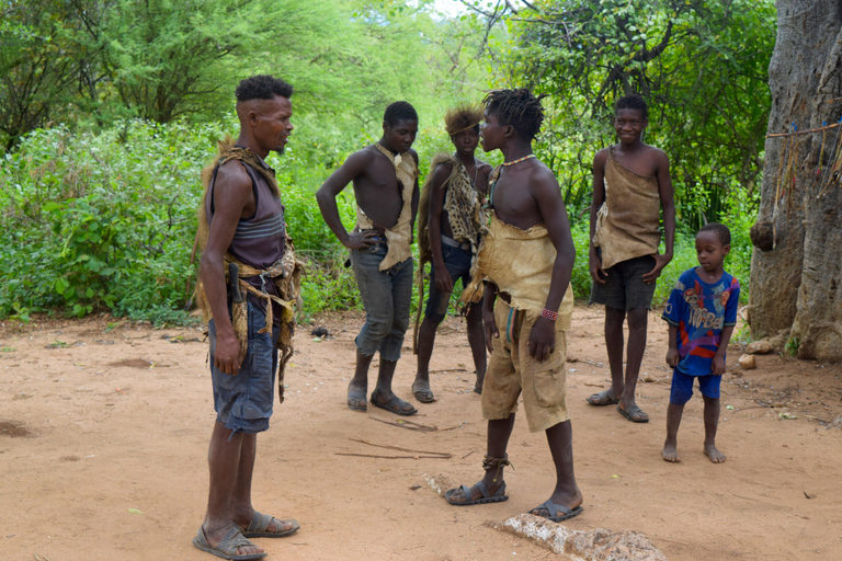 Au départ d'Arusha : circuit du lac Eyasi, des villages Datoga et HadzabeAu départ d'Arusha : visite du lac Eyasi, des villages Datoga et Hadzabe