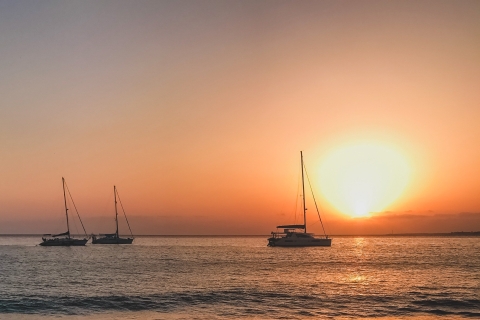 Lanzarote: 2 uur durende cruise bij zonsondergang langs de kust met drankje