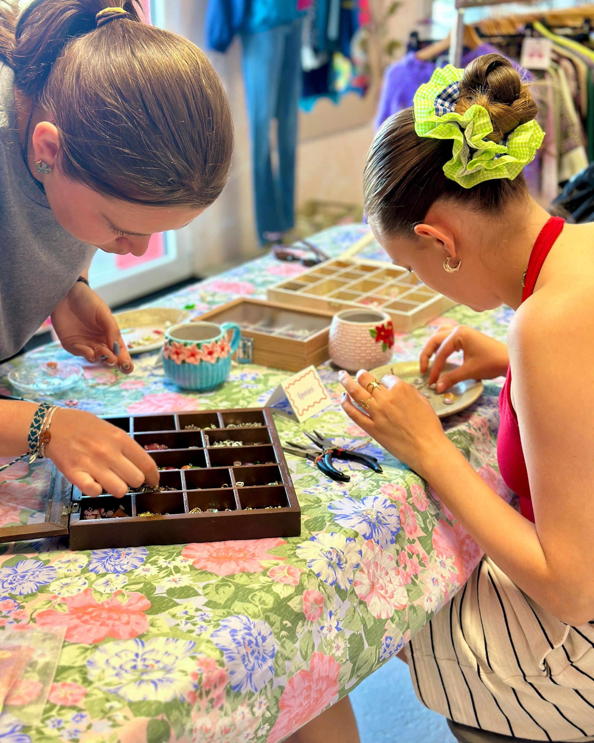 Cholet: Workshop zur Herstellung von Charme-Halsketten