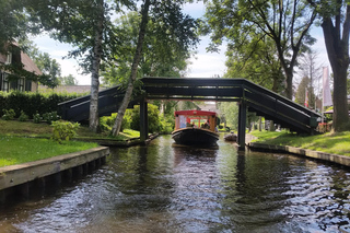 Giethoorn: Canal cruise Giethoorn village and lake