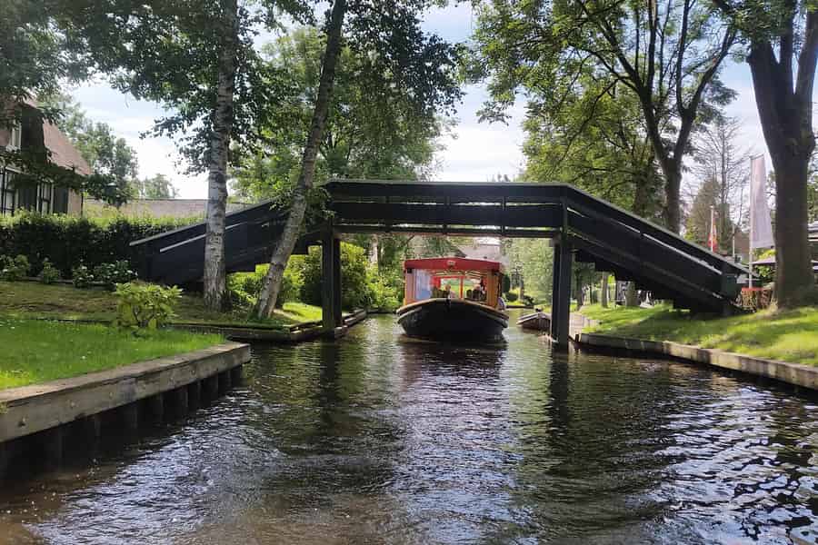 Giethoorn: Grachtenfahrt durch das Dorf und den See. Foto: GetYourGuide Giethoorn: Grachtenfahrt durch das Dorf und den See. Foto: GetYourGuide