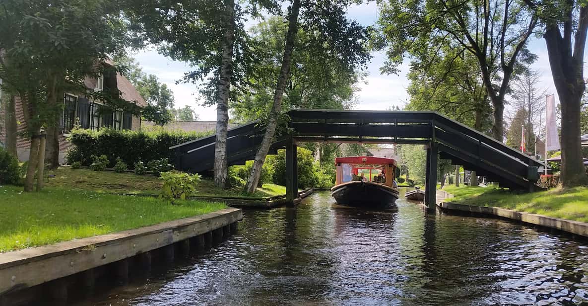 Impressie van Giethoorn: grachtenrondvaart door het dorp en het meer van Giethoorn