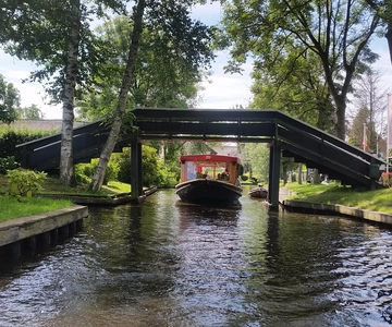 Giethoorn: Canal cruise Giethoorn village and lake