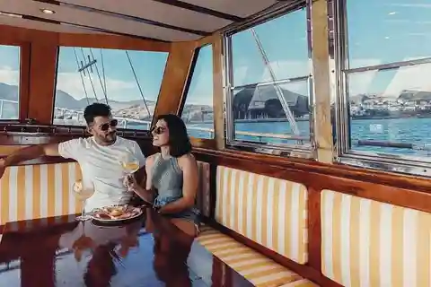 Madeira: excursão de barco de madeira pela costa oeste com duração de 5 horas