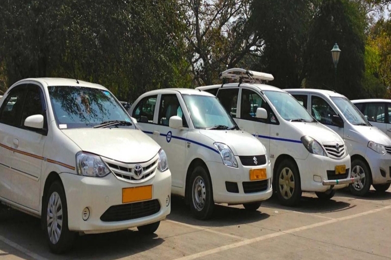 Enkele reis van/naar Delhi, Agra, Jaipur per LigusterautoEnkele reis van luchthaven naar hotel in New Delhi