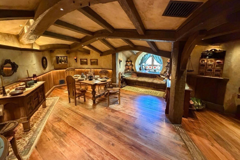 Auckland: Hobbiton& Waitomo private Tour with Hotel Pickup