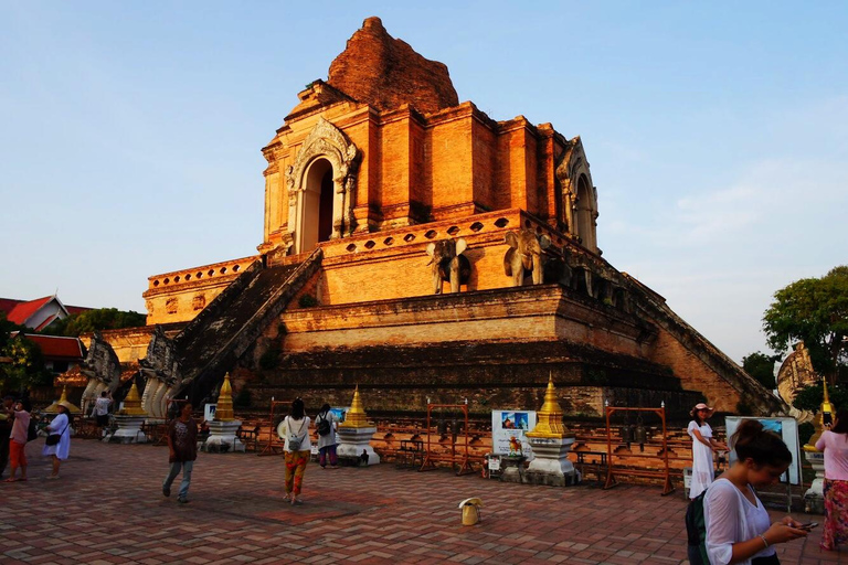 Chiang Mai : Visite nocturne des temples et de la cuisine de rue en tuk tuk