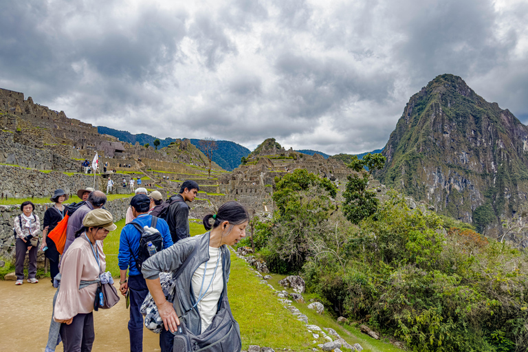 Machu Picchu: Circuit 2A (Classic Route) + Bus & Local Guide Last-Minute: Circuit 3B with Guide Included