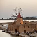 Marsala: tour guidato a piedi delle saline con visita al mulino a vento