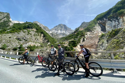 Excursion en E-Bike dans les carrières de marbre de Carrare avec dégustation de saindoux