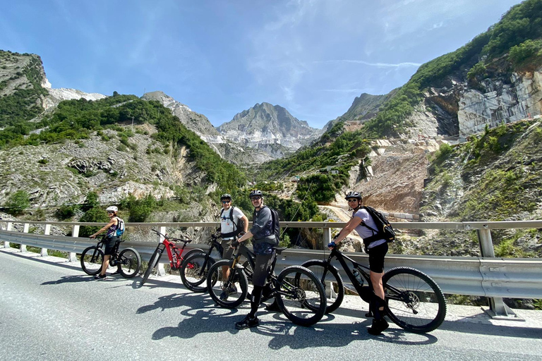 Excursion en E-Bike dans les carrières de marbre de Carrare avec dégustation de saindoux