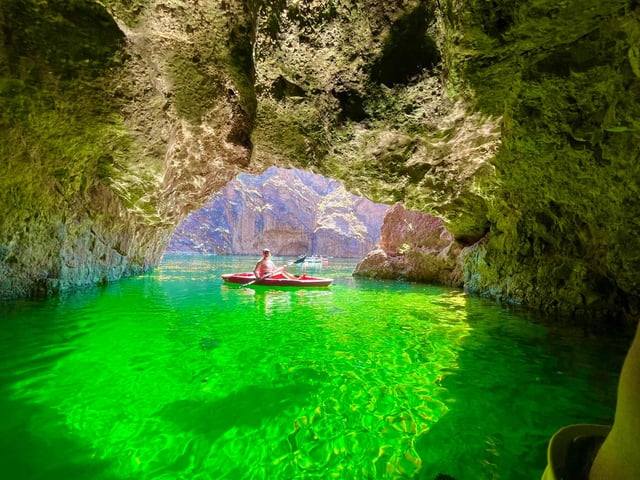 Willow Beach: 5 Coves &amp; 2 Caves Emerald Cave Kayaking Tour