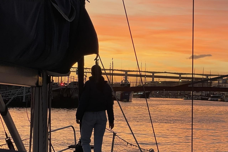 Lisboa:Sunset Sailing Tour at Tagus River with welcome drink