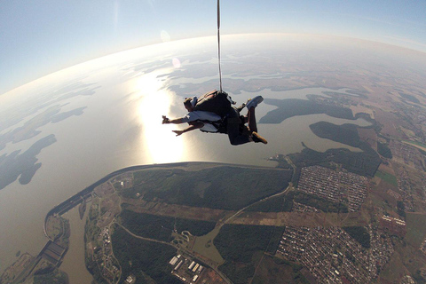 Foz do Iguaçu: Tandem Skydiving Experience with Pickup Foz do Iguaçu: Tandem Skydiving w/ Cameraman