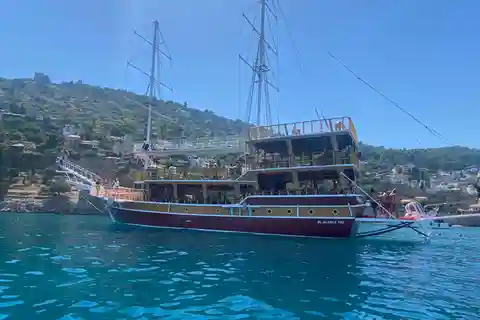 La tranquilla beatitudine della barca relax di Alanya