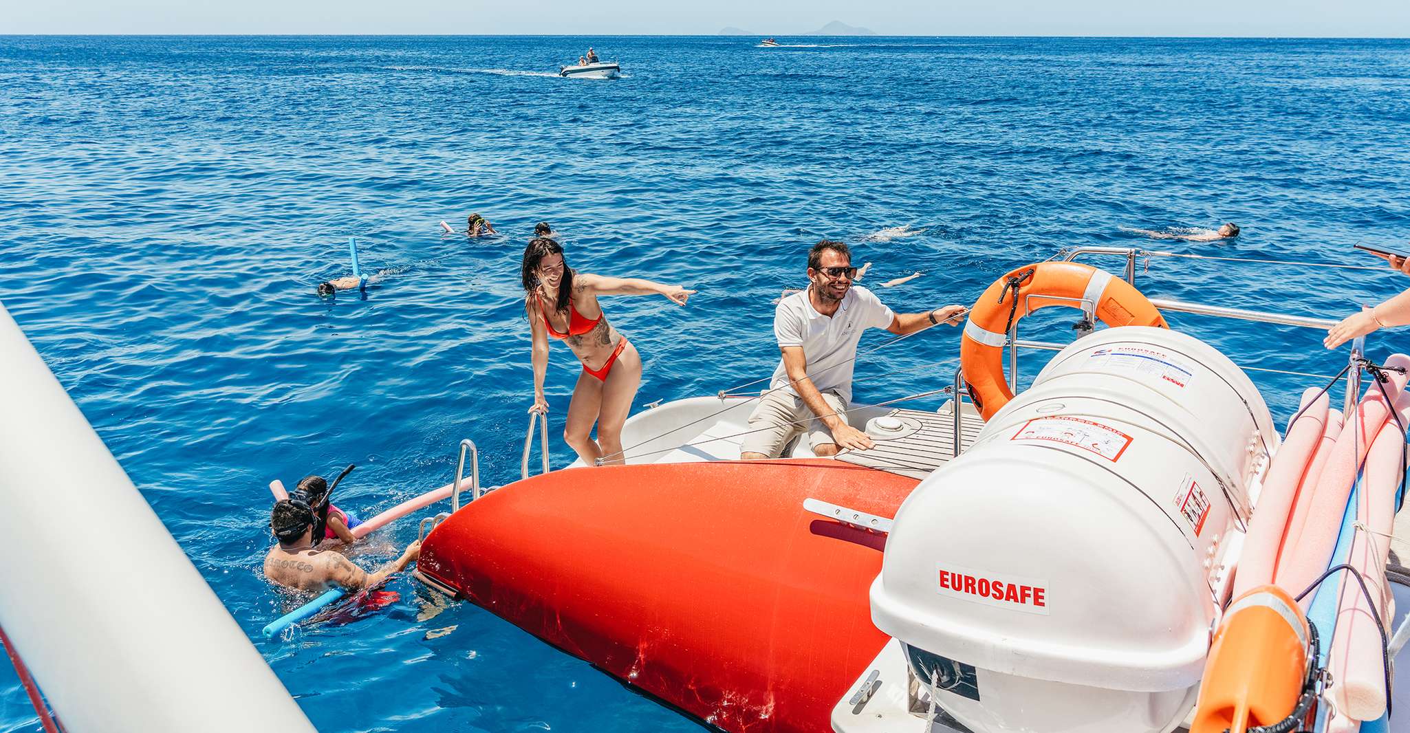 Santorini, Katamaran-Tour mit BBQ-Dinner, Drinks und Musik - Hizvo