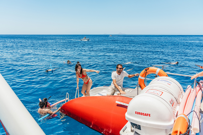 Santorin : Excursion en catamaran avec dîner barbecue, boissons et musiqueCroisière au coucher du soleil avec transfert depuis l'hôtel