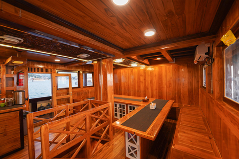 Lombok to Komodo 4D3N Sailing Adventure Gili Room: Queen bed + 2x Single bunkbed