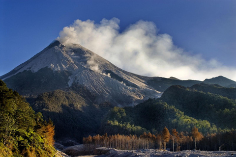 Alba del vulcano Merapi con jeep 4wd e passo sulla lava fredda