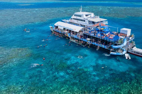 Cairns: Pontoon della Grande Barriera Corallina Esterna con attività