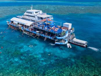Cairns: Äußeres Great Barrier Reef Pontoon mit Aktivitäten