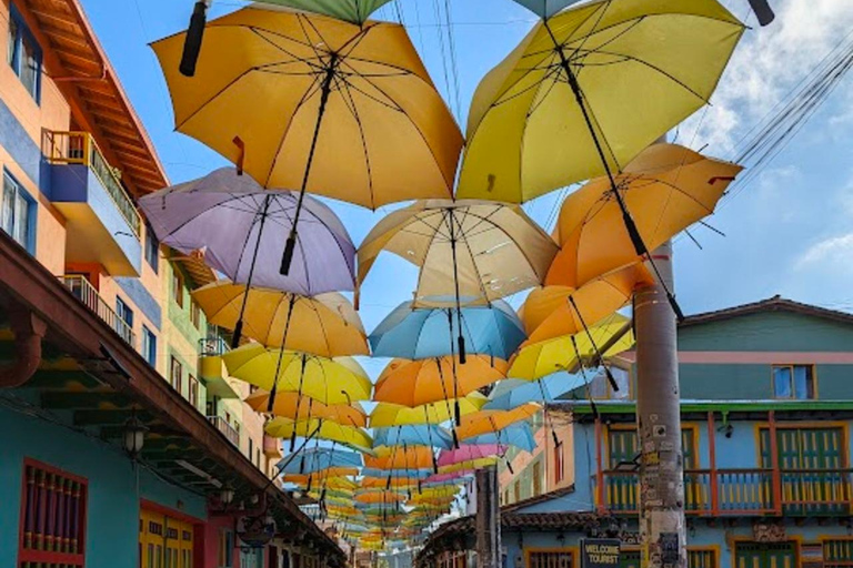 MEDELLIN: TOUR INGLÊS GUATAPE + PEÑOL VELHO + MALECON + BARCO RUMBERO