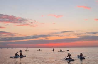 Barcelona: Paddleboarding bei Sonnenaufgang oder Sonnenuntergang