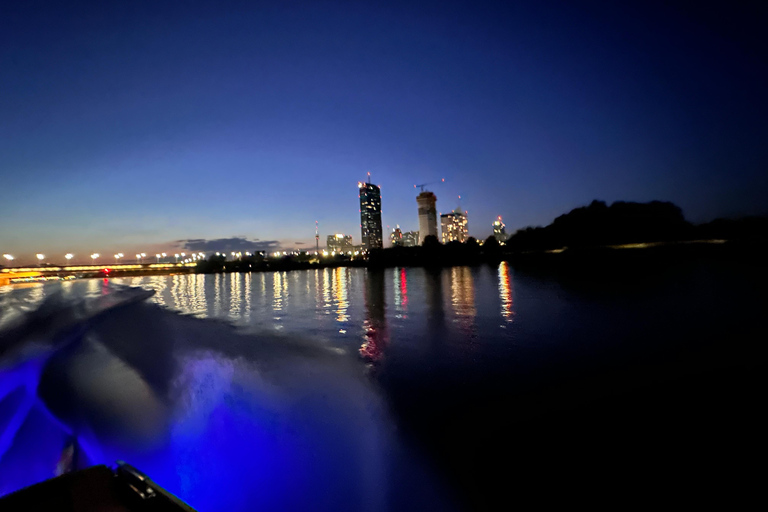 Wien: Exklusive Yachttour auf der DonauWien Zentrum Tour auf dem Wasser