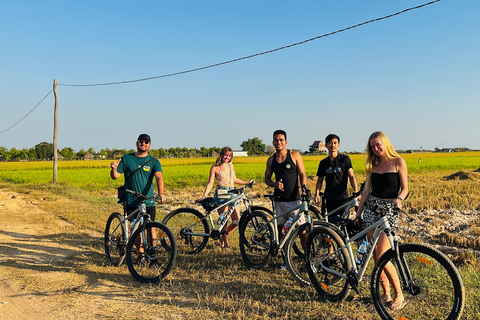 Mad Monkey Siem Reap: Radtour bei Sonnenuntergang auf dem Land