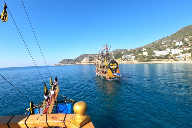 Alanya: Piratbåtstur med lunch och upphämtning från hotell