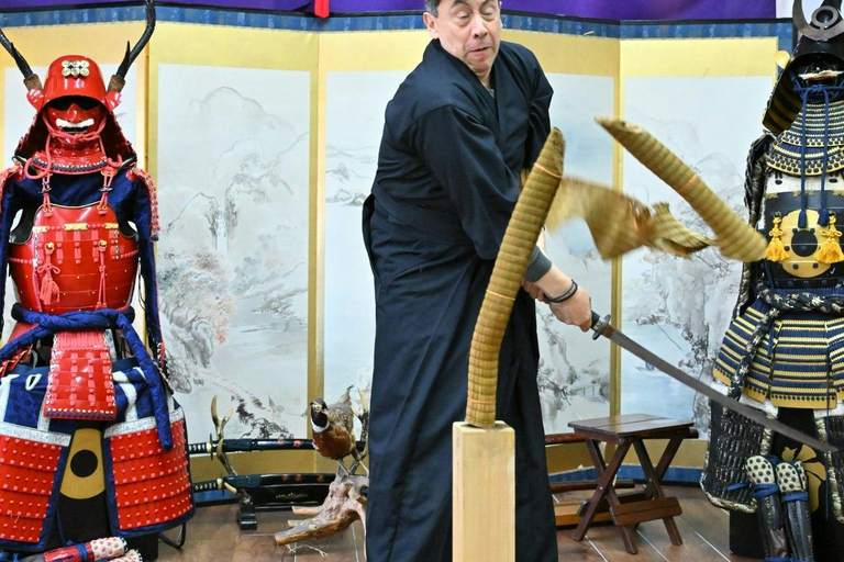 Osaka: 90 minuters lektion i samurajrustning och svärd nära slottetSamurajrustning + samurajsvärdskärning + videofilmning