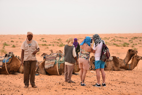 Tour de 1 día combinado por el desierto de Ksar Ghilane y Ksar Jouamaa