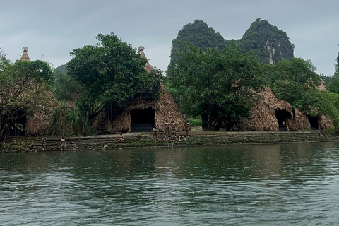 Ninh Bình: Bai Dinh, Trang An en Mua Cave dag privétourNinh Bình: Bai Dinh, Trang An en Mua Cave op de motor