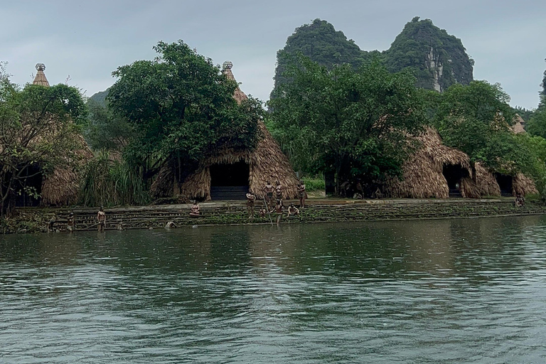 Ninh Bình: Bai Dinh, Trang An en Mua Cave dag privétourNinh Bình: Bai Dinh, Trang An en Mua Cave op de motor