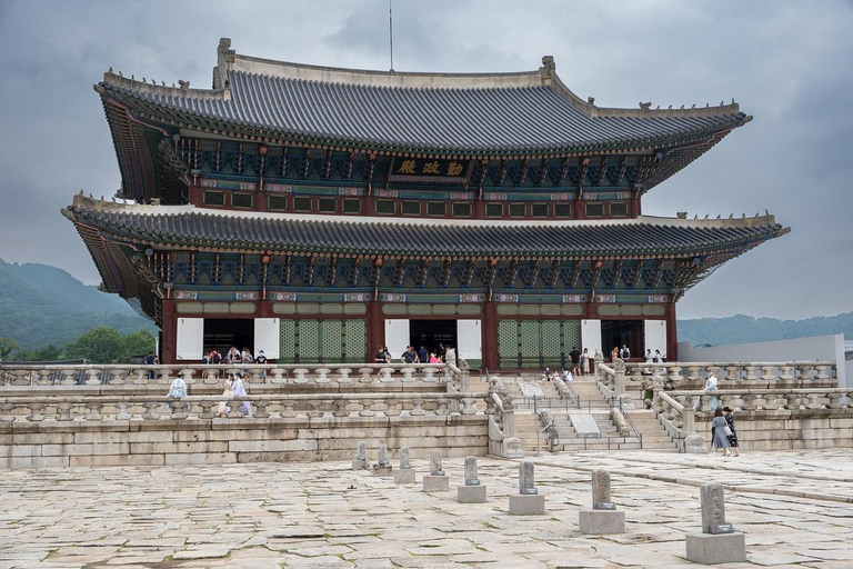 Seoul: Guided Korean Monster Tour at Gyeongbok Palace
