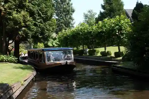 Giethoorn: Canal Cruise and Village Sightseeing