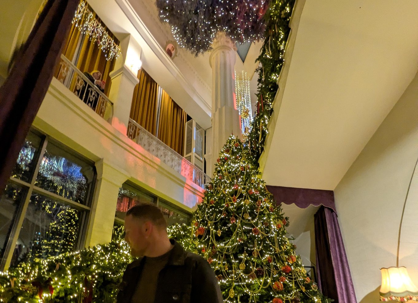 Tbilisi: georgisk middag, danseshow og afhentning på hotellet