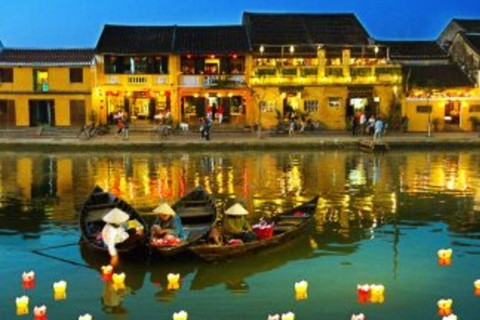 Hoi An: Nächtliche Bootsfahrt und schwimmende Laterne auf dem Hoai-FlussHoi An: Nächtliche Bootsfahrt und schwimmende Laterne mit Einheimischen
