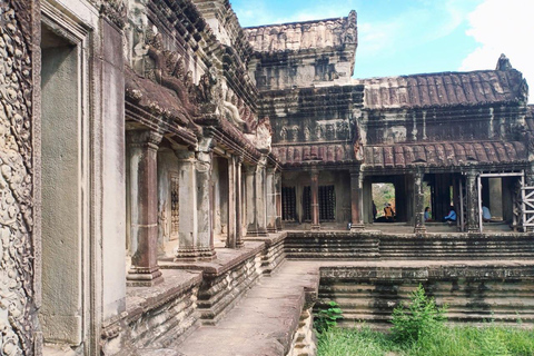 Wschód słońca w Angkor Wat z grupą współdzielącą