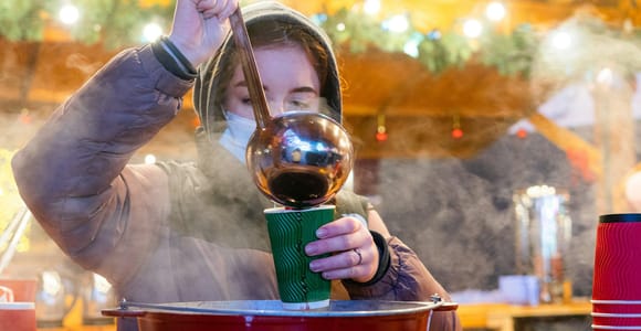 Munich: Christmas Market Tour with Glühwein