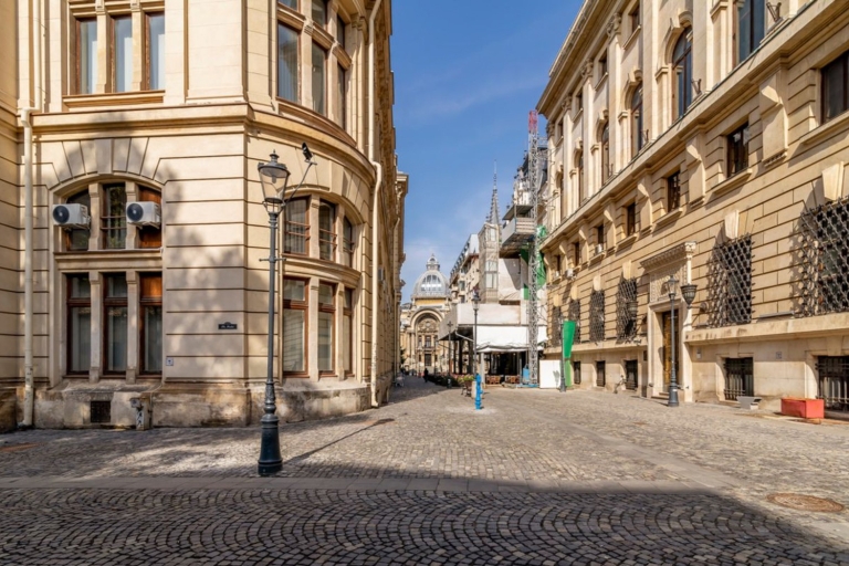 Bucarest: jeu et visite d'exploration de joyaux cachés de la vieille villeJeu de la ville de Bucarest : secrets de la vieille ville et joyaux cachés